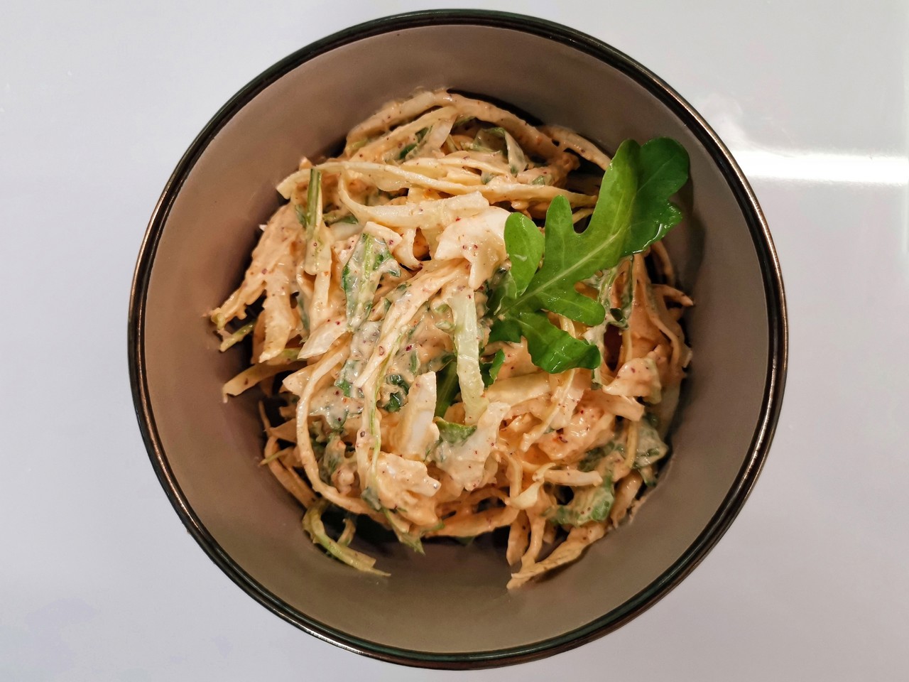 Коулсло с соусом цахтон