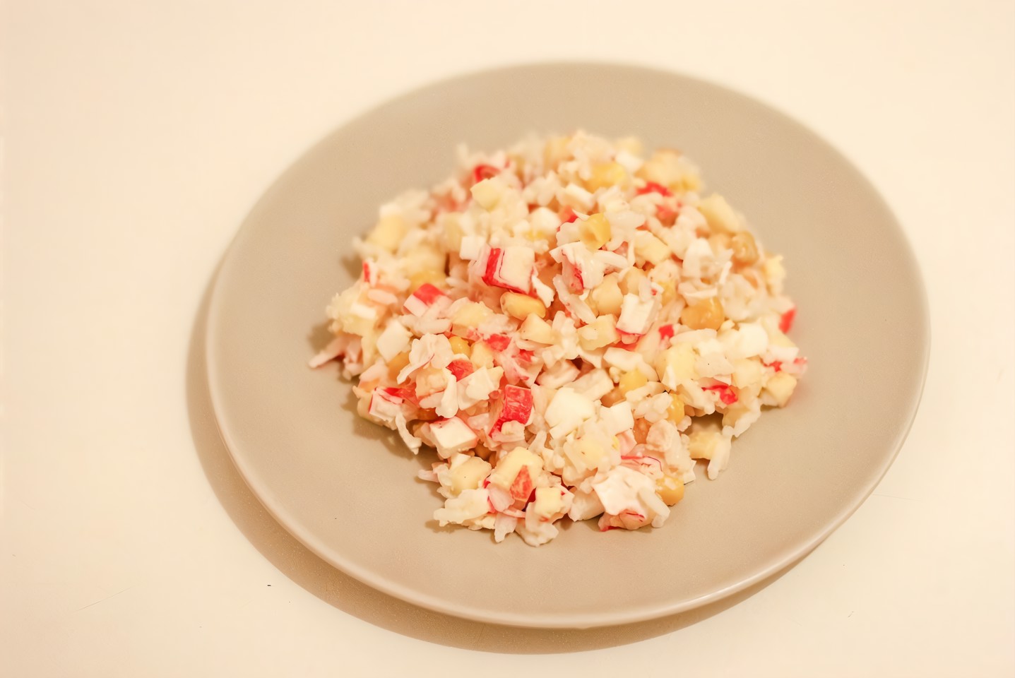 Крабовый салат с яблоками и рисом
