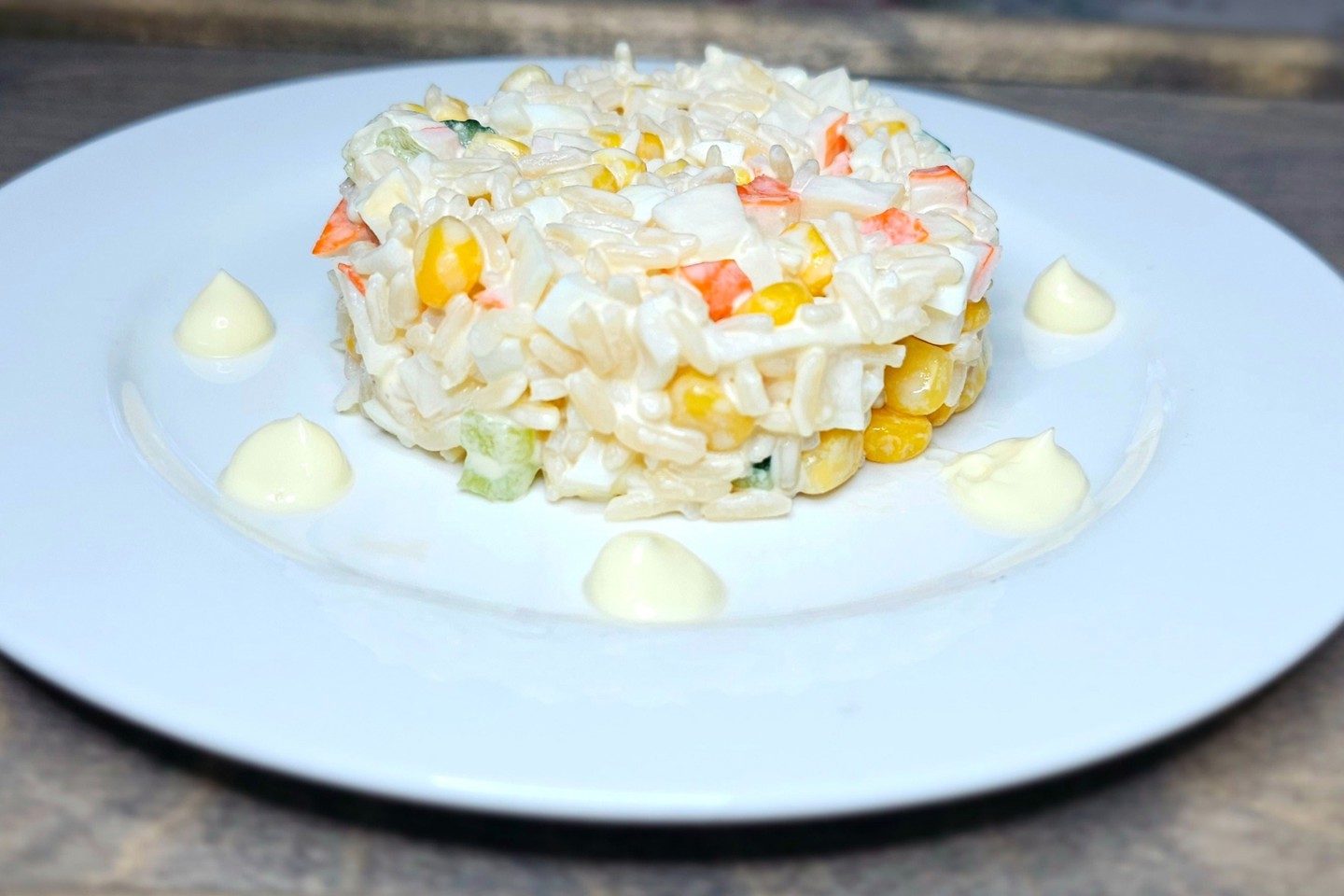 Крабовый салат с кукурузой и яйцом