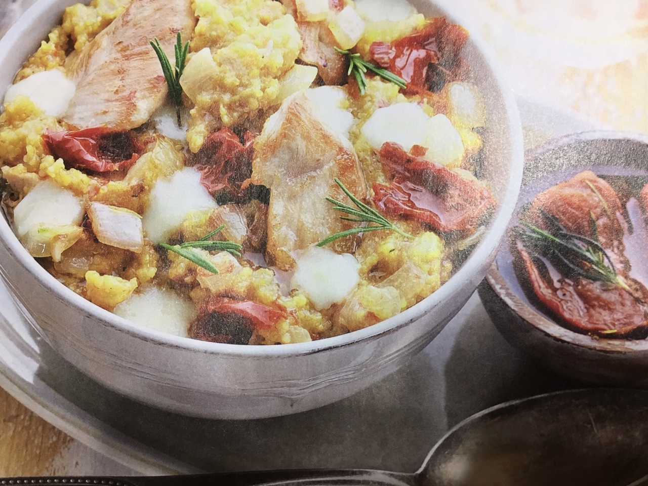 Кукурузная каша с индейкой, вялеными помидорами и сулугуни