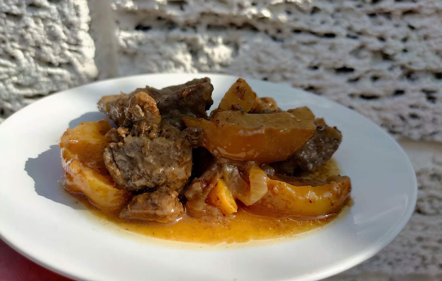 Куриная печень тушенная с яблоками
