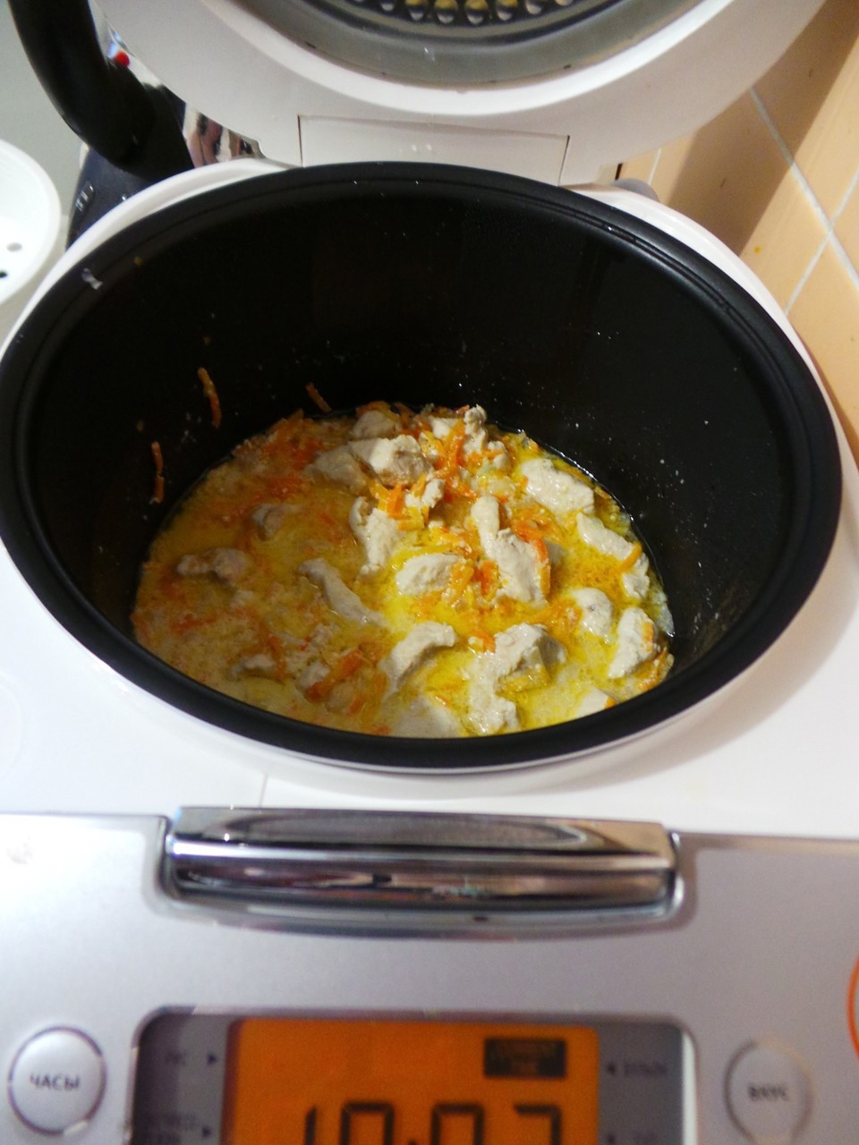 Куриное филе в мультиварке с морковью и луком