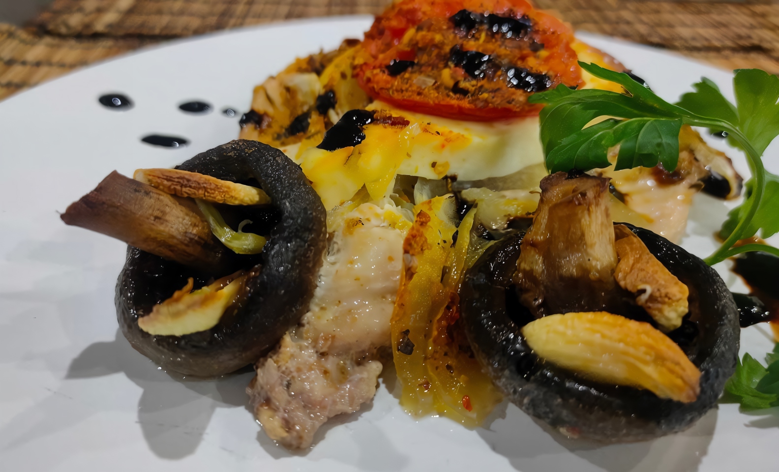 Куриные грудки запеченные с домашним сыром, помидорами, луком и грибами