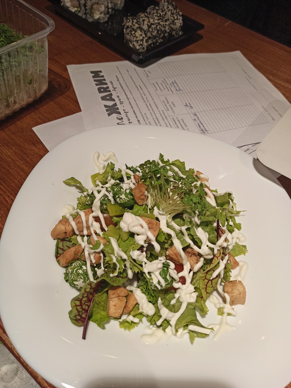 Легкий салат с кусочками курицы и сырными шариками в панировке из зелени