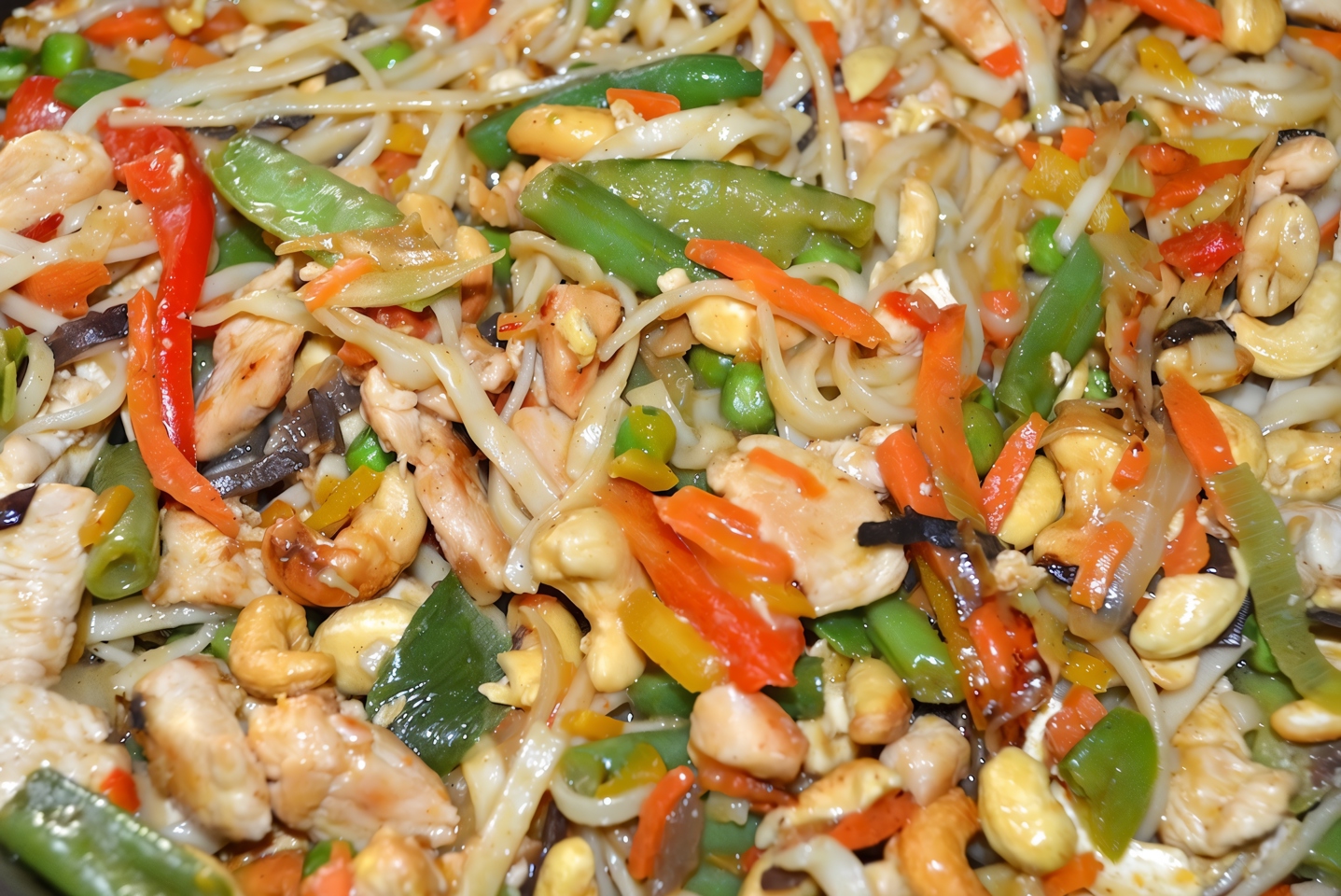 Ло-мейн по-китайски с курицей и кешью
