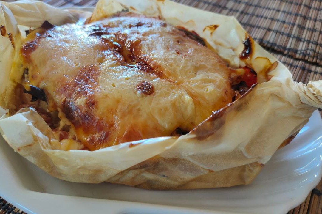 Лодочки с курицей, грибами, помидором и сыром
