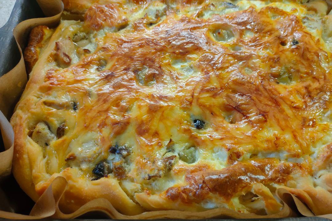 Лоранский пирог на слоеном тесте с курицей и грибами