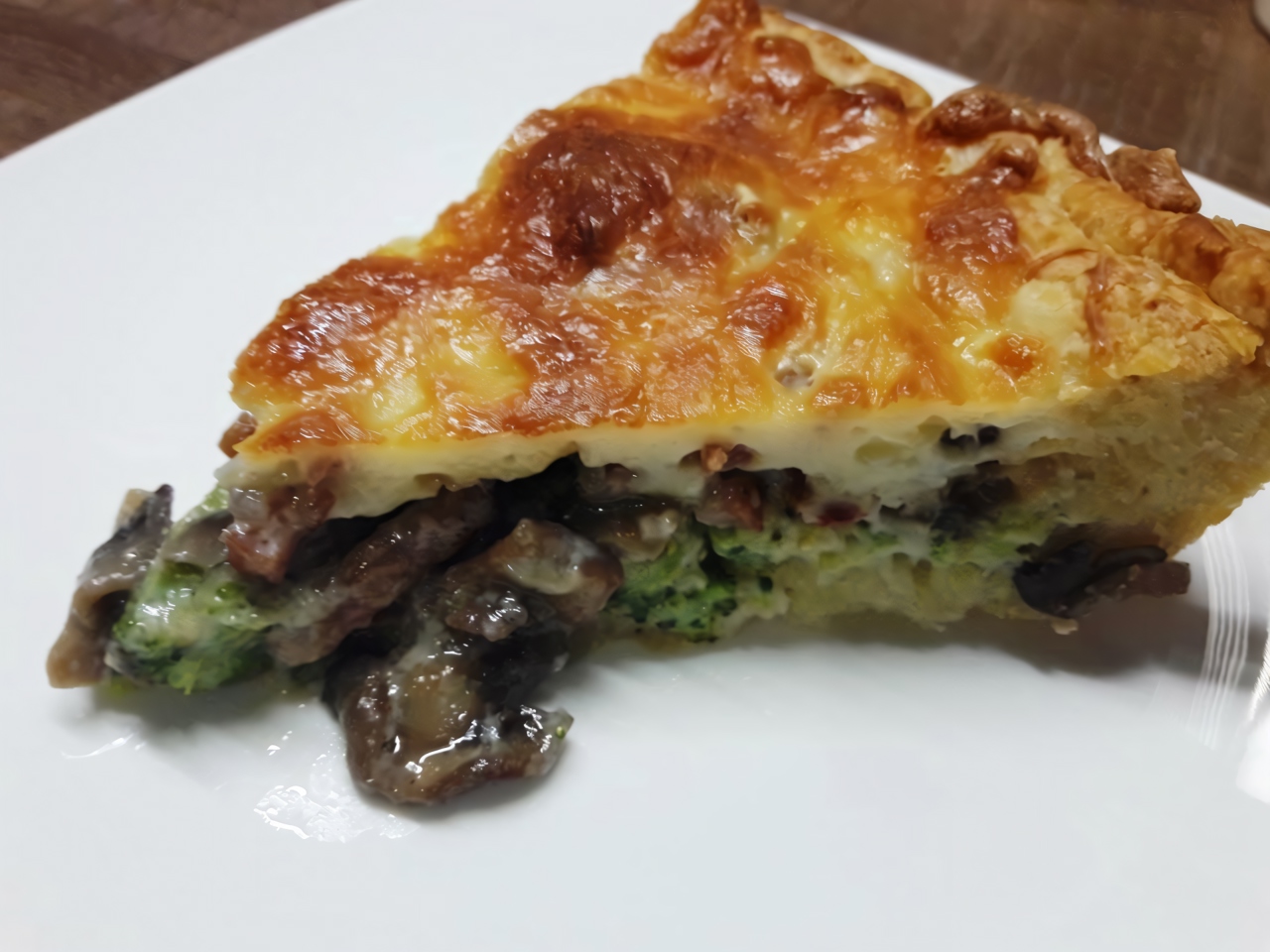 Лоранский пирог с брокколи, грибами и беконом