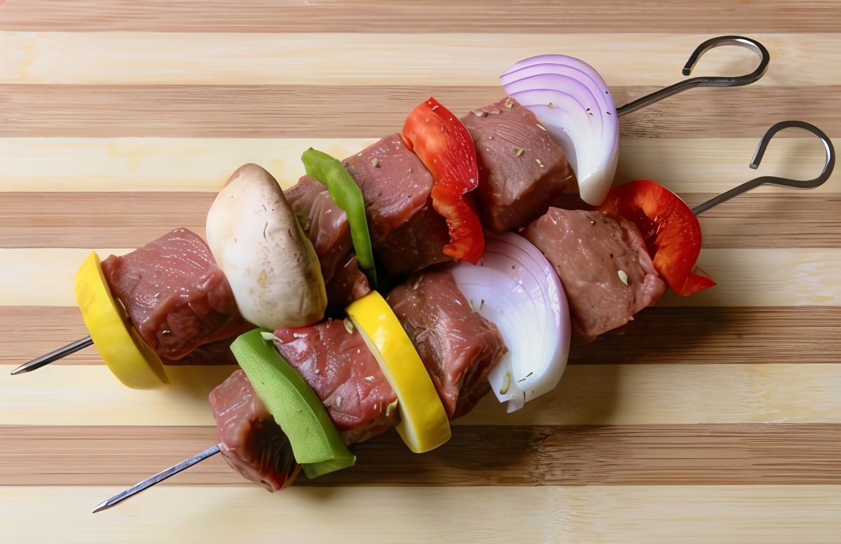 Маринованные говяжьи шашлыки с овощами и грибами