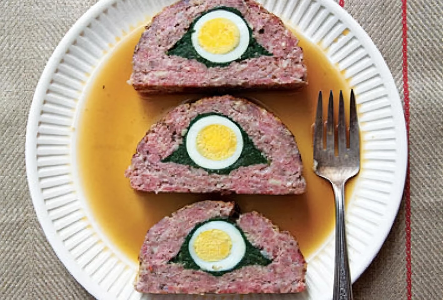 Мясной рулет со шпинатом и яйцом