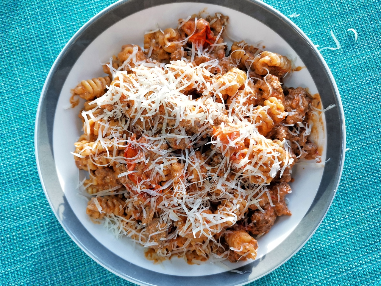 Мясная паста радиатори с томатным соусом