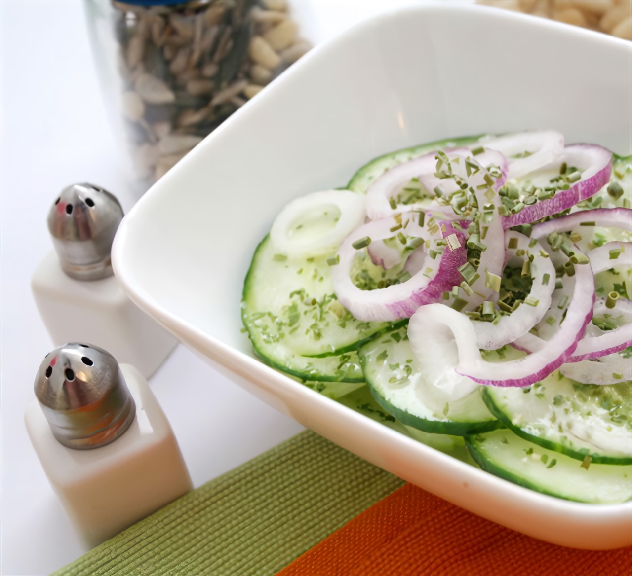 Огуречный салат с красным луком, укропом и сметаной по-гречески