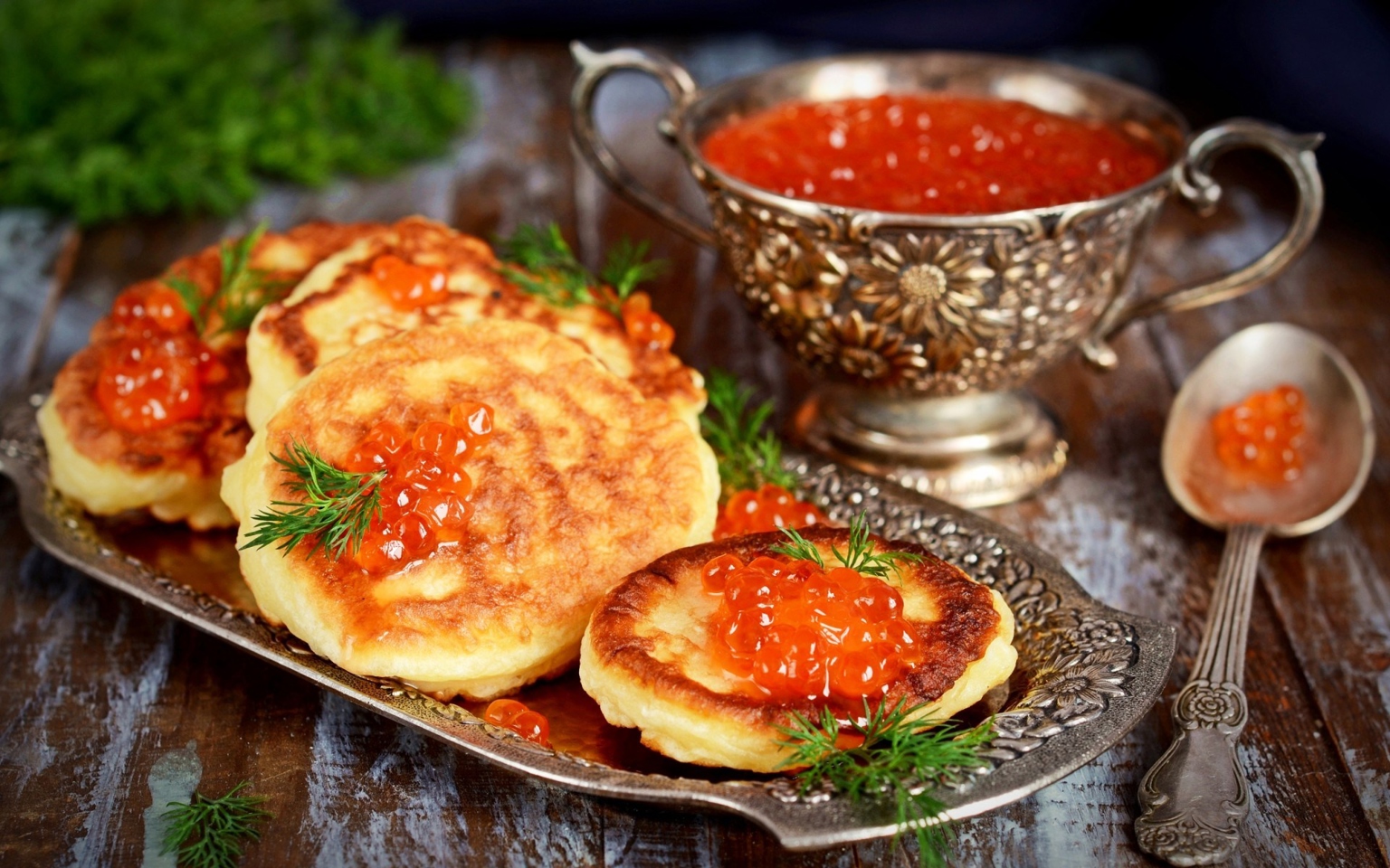 Оладьи с красной икрой