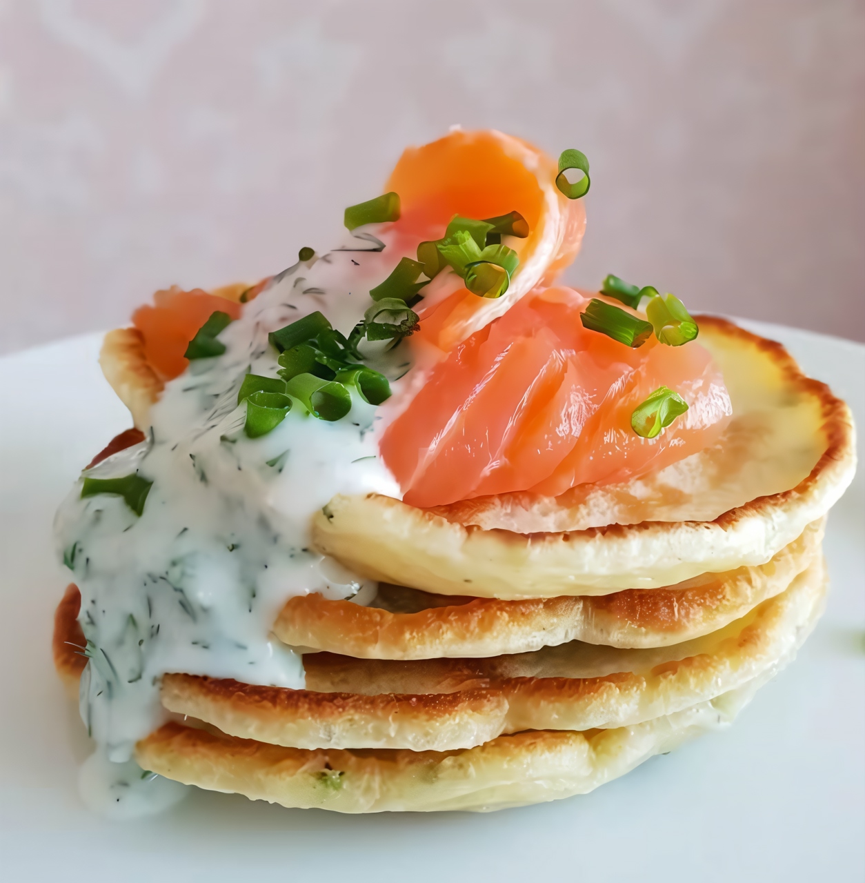 Оладьи с зеленью, с лососем и соусом из хрена и кефира