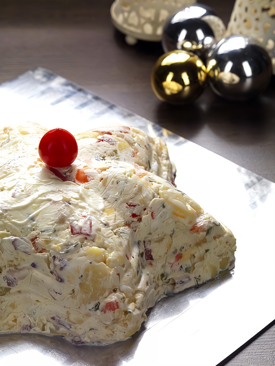 Оливье с красным сладким перцем и кислым яблоком