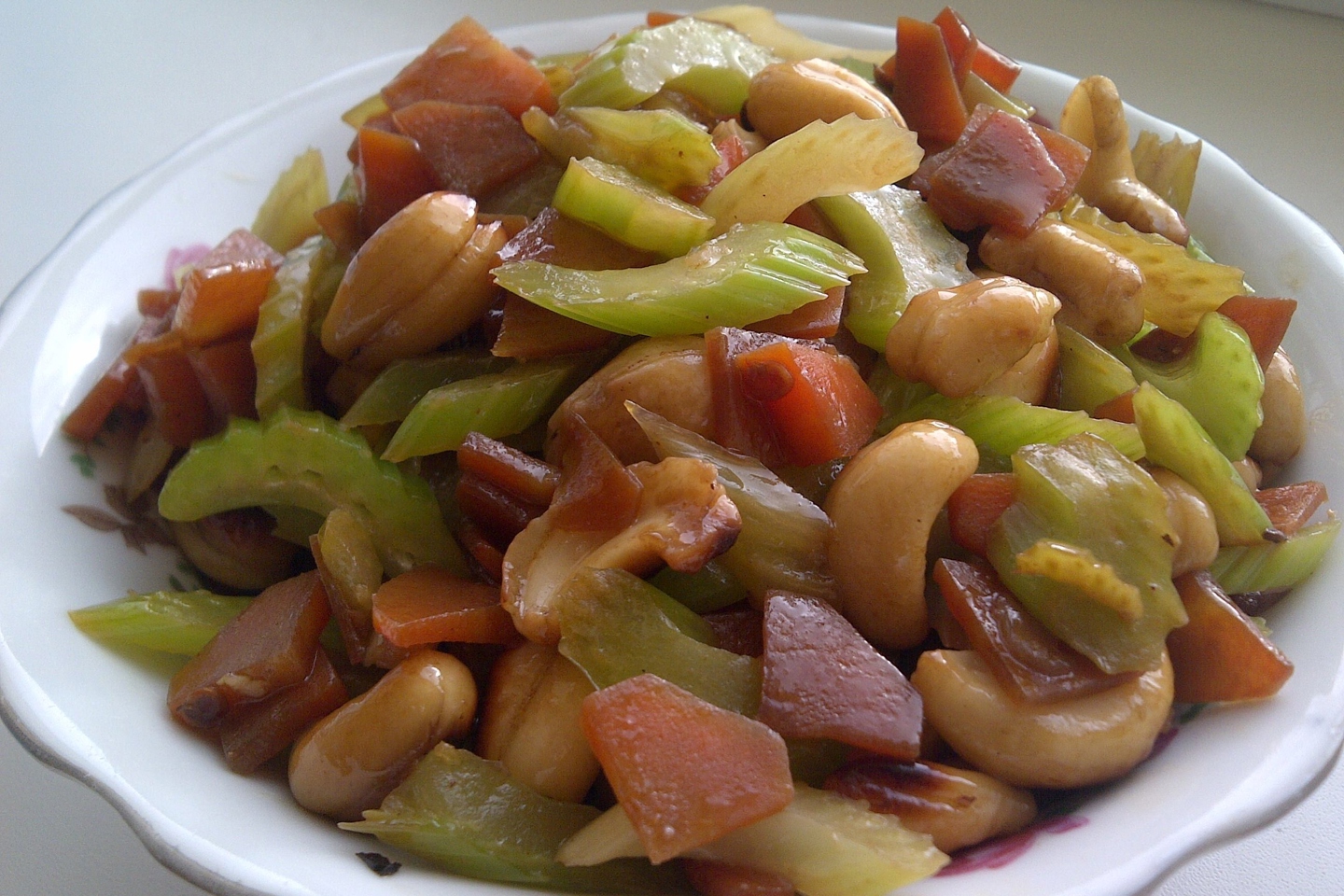 Острый салат из сельдерея с кешью