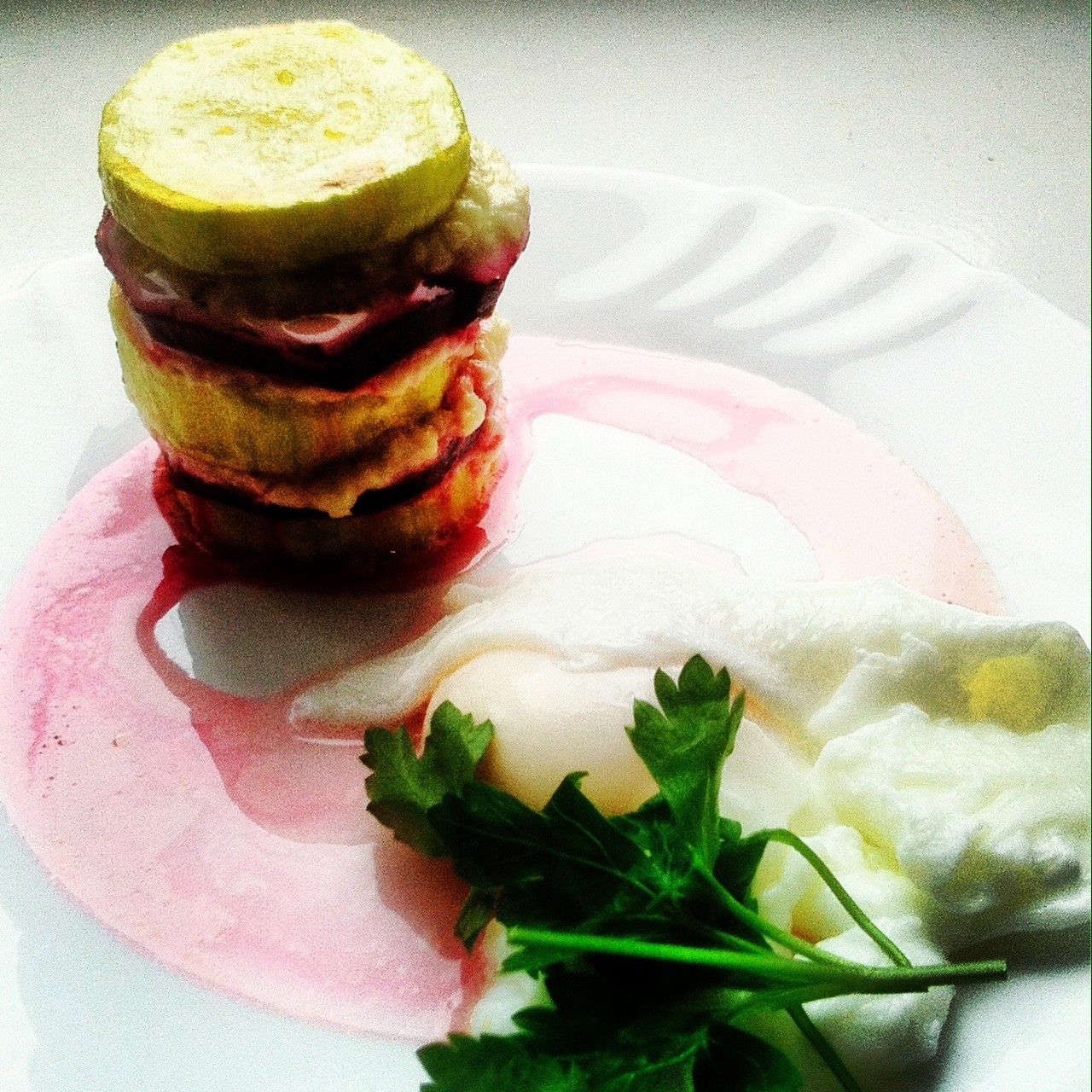 Овощные мильфеи из цукини и свеклы с яйцами пашот