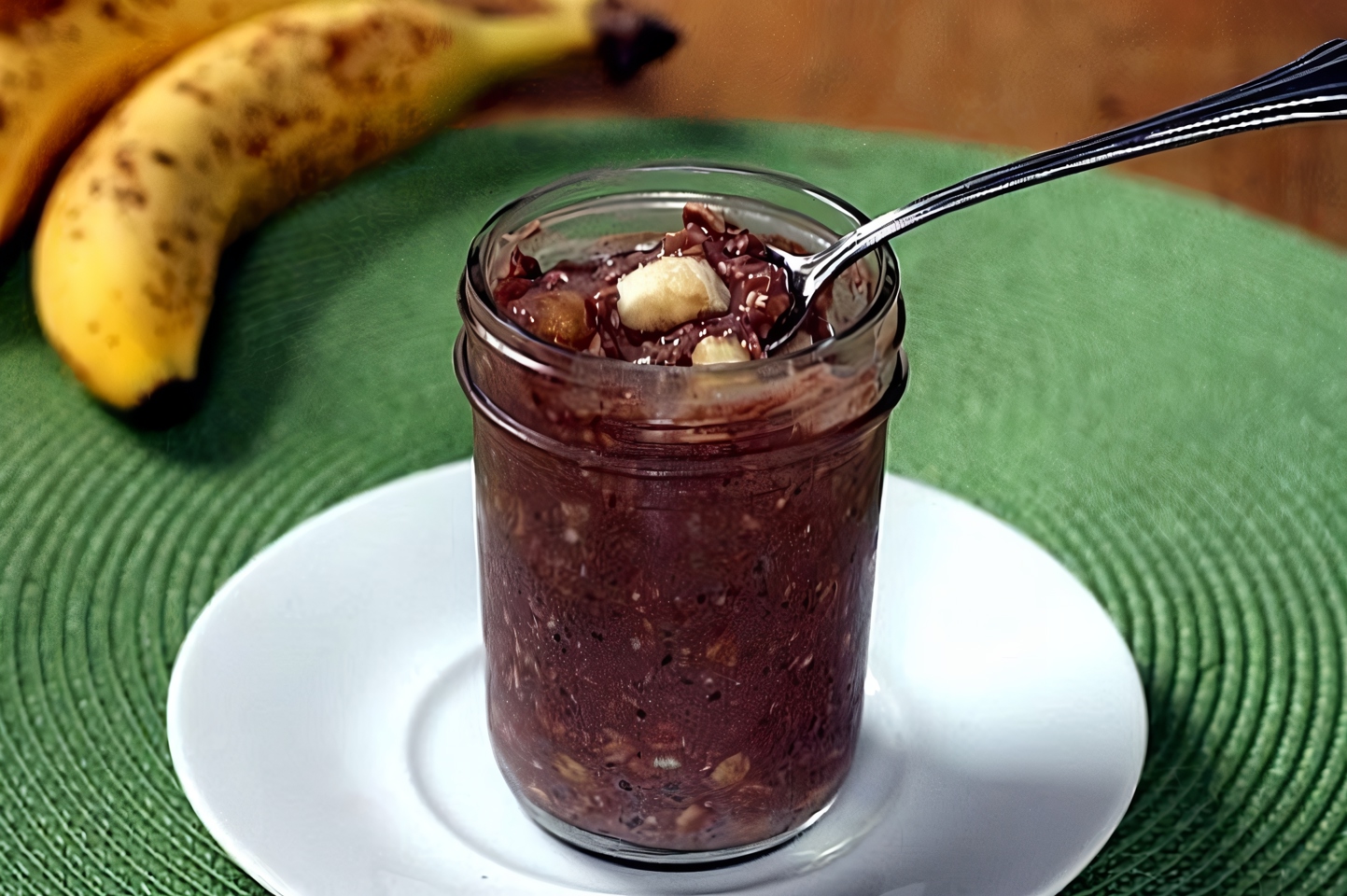 Овсянка в банке с бананом и какао