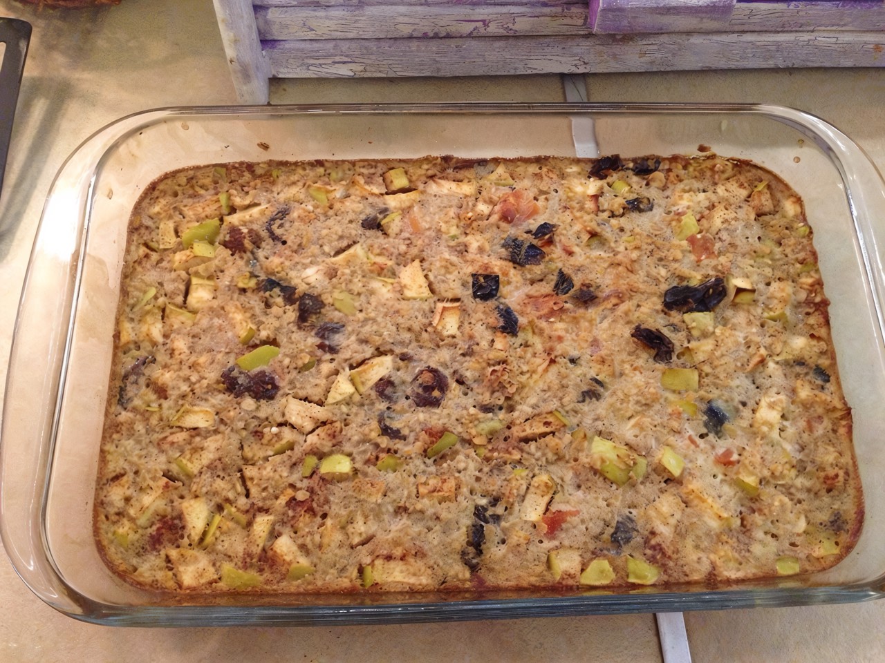 Овсянка, запечёная с яблоками, корицей и сухофруктами