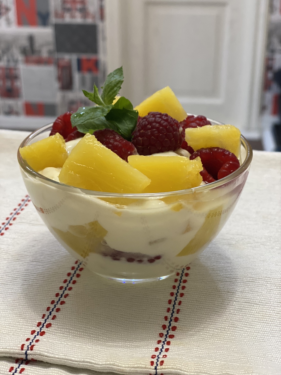 Парфе с ананасом и малиной