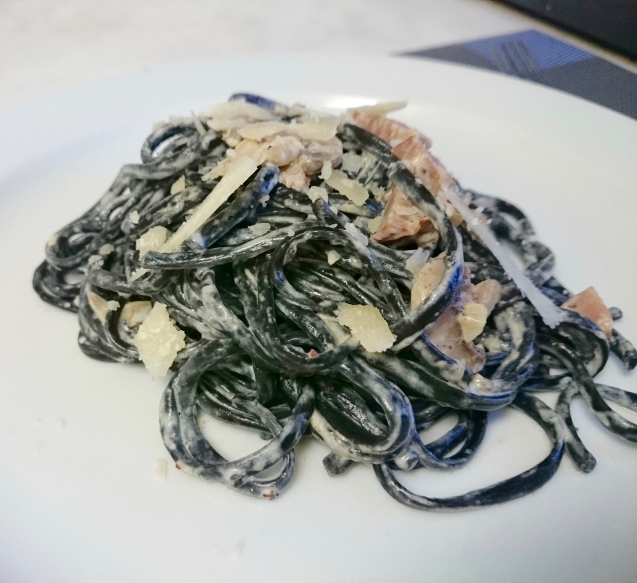 Паста с чернилами каракатицы и соусом карбонара