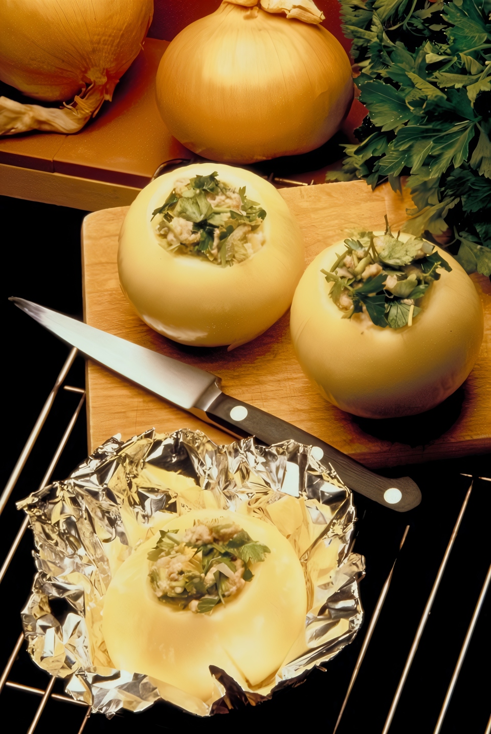 Печеный фаршированный лук с каштанами и цедрой мандарина