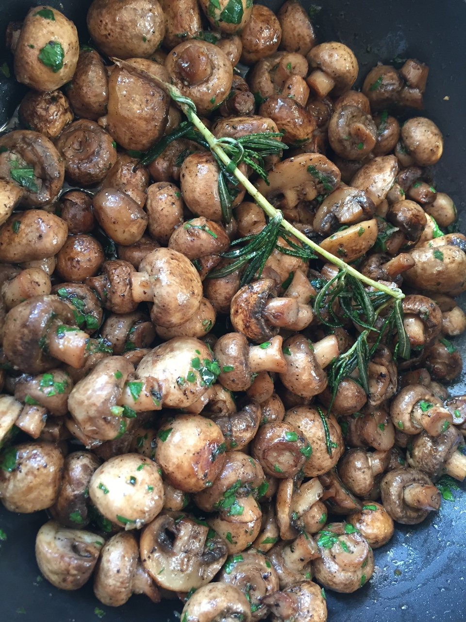 Печеные грибы со сливочным маслом и розмарином