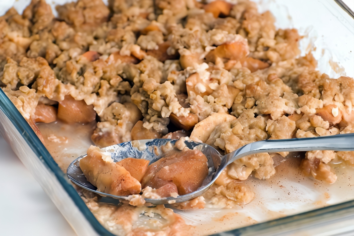 Персиковый крамбл с фундуком и изюмом