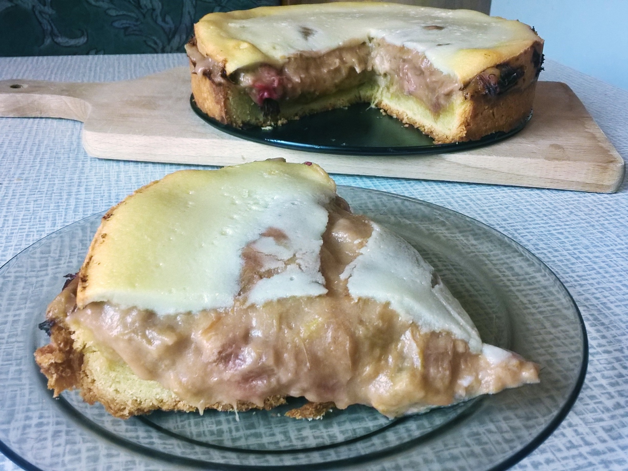 Пирог из ревеня, пудинга и пенки