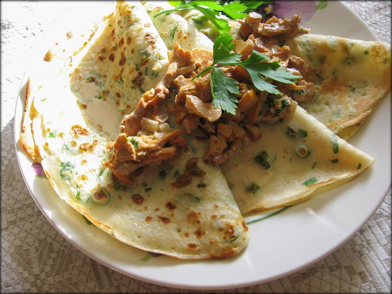 Пряные блинчики с соусом из лисичек