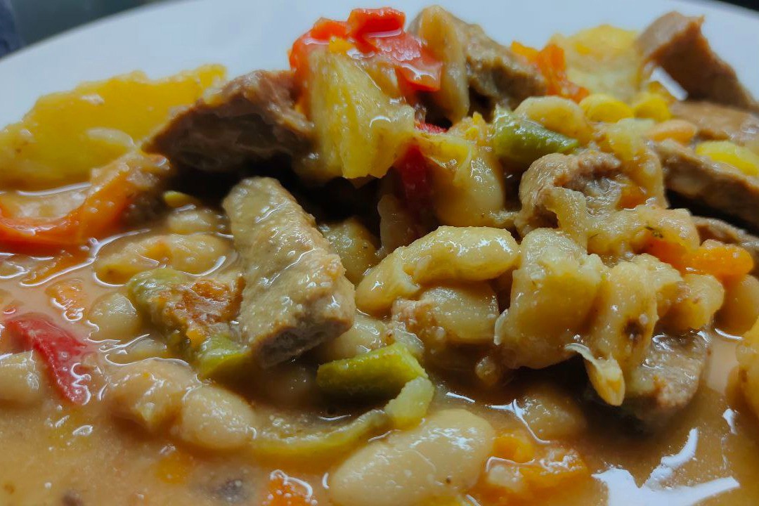 Рагу из говядины с деревенскими овощами и белой фасолью