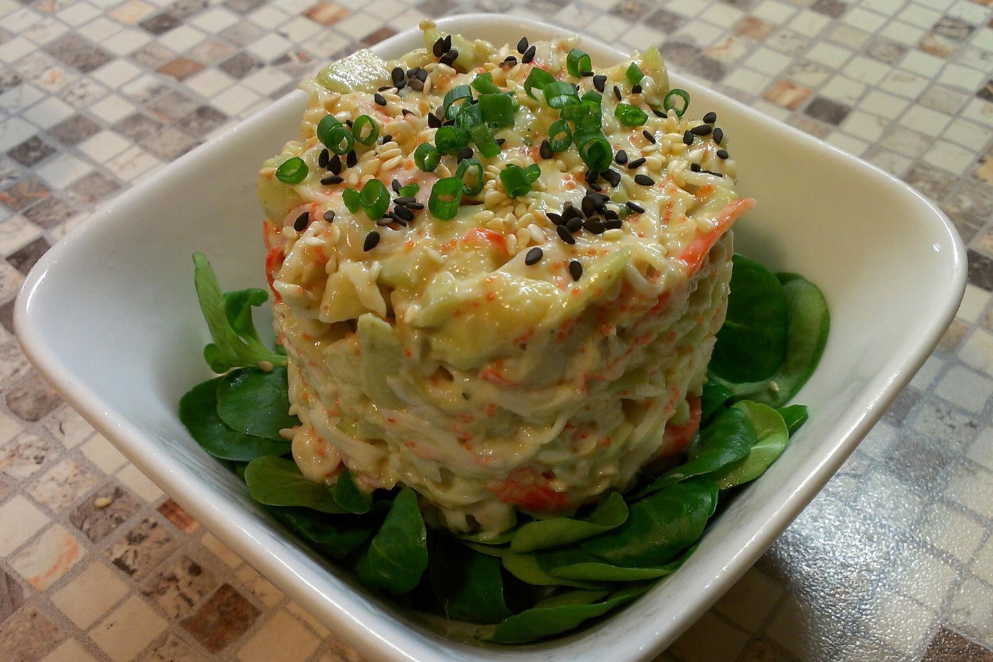 Салат из авокадо и крабового мяса