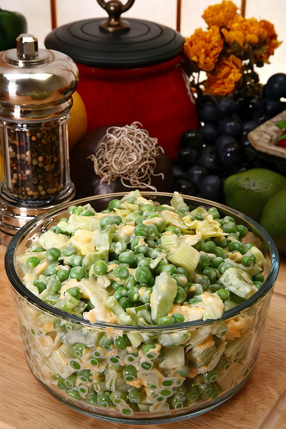 Салат из цыпленка с картофелем, зеленым горошком и лесными орехами