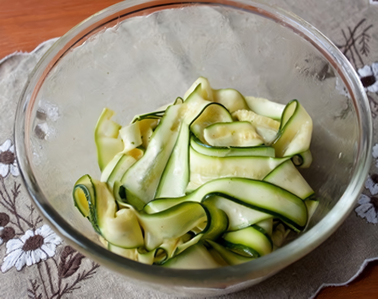 Салат из цукини, чеснока и лимона
