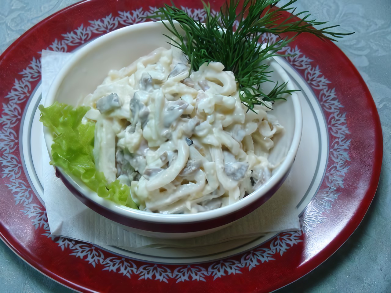 Салат из кальмаров с грибами