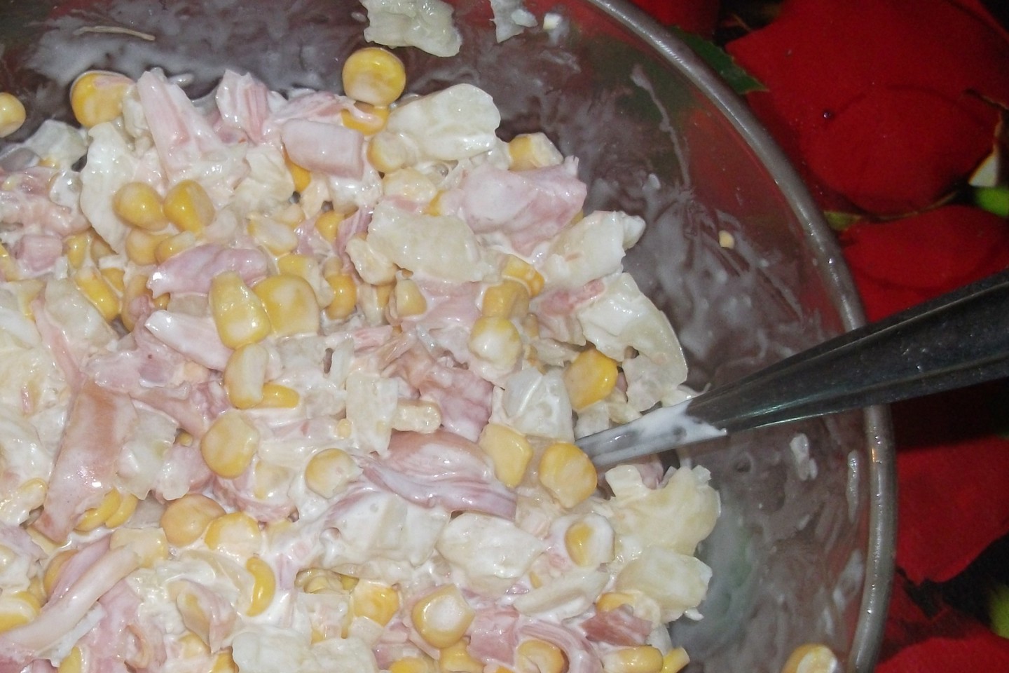 Салат из копченой курицы с ананасом