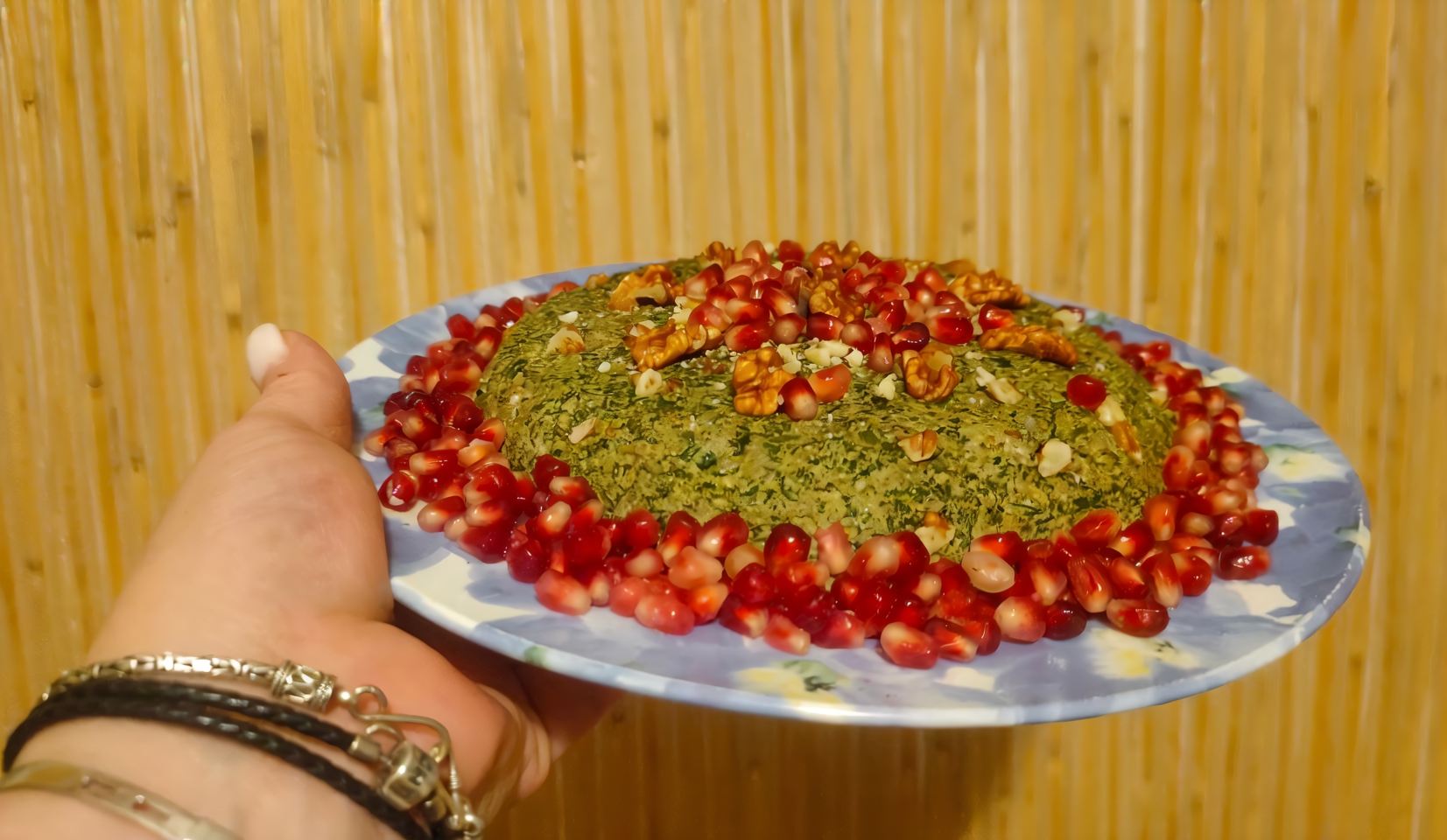 Салат из курицы, грецких орехов и зелени с гранатом