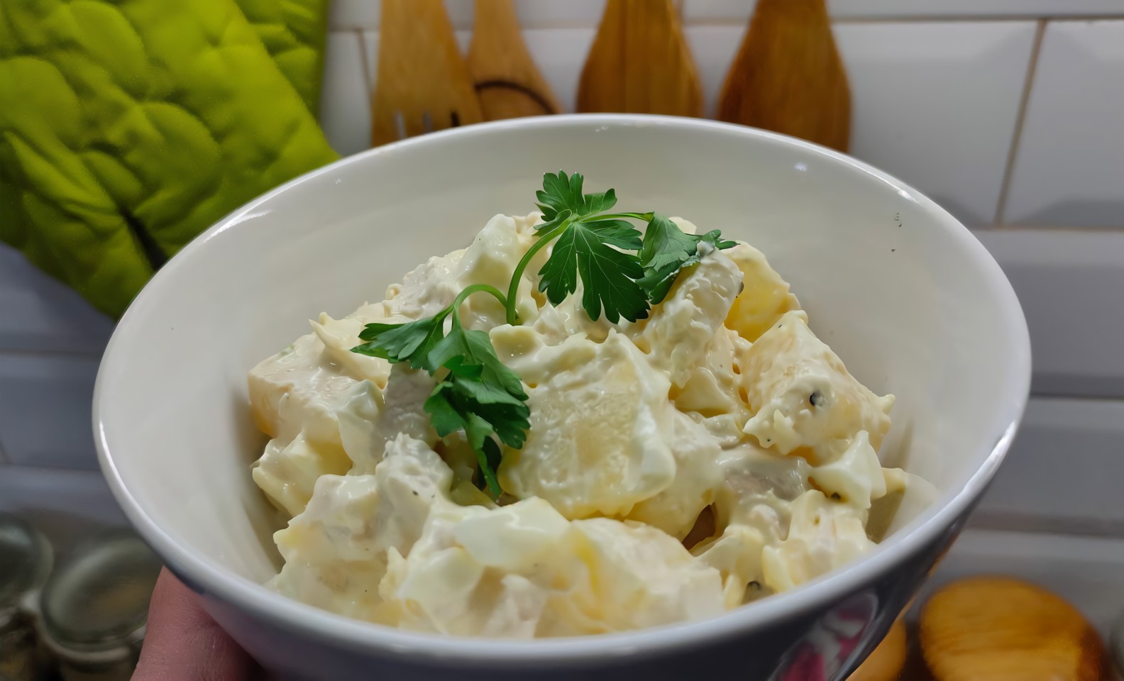 Салат из курицы с ананасом и сыром