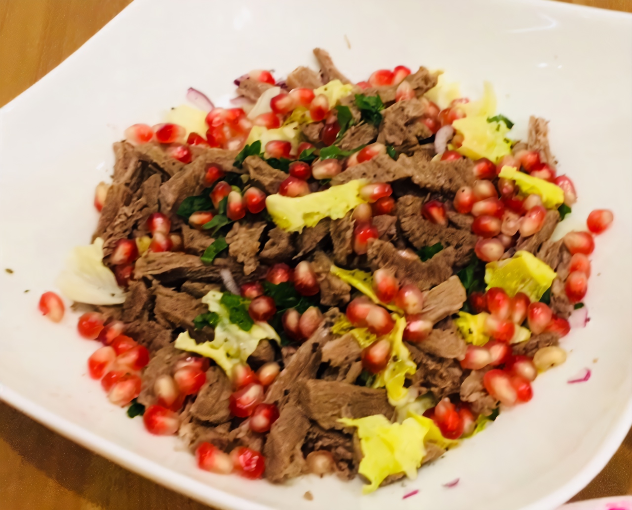 Салат из мяса с луком и зернами граната