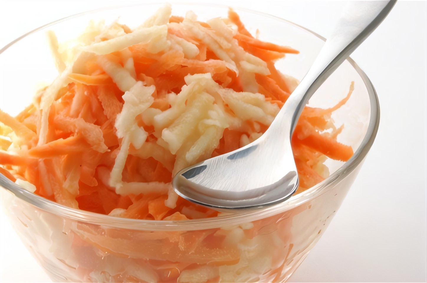 Салат из моркови и яблок с орехами