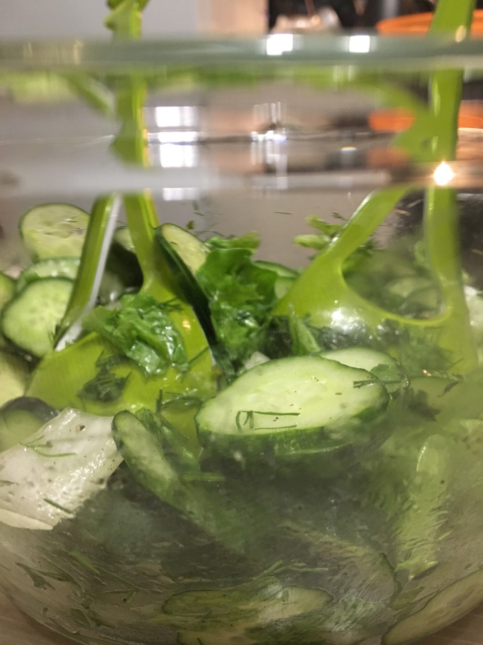 Салат из огурцов и зелени