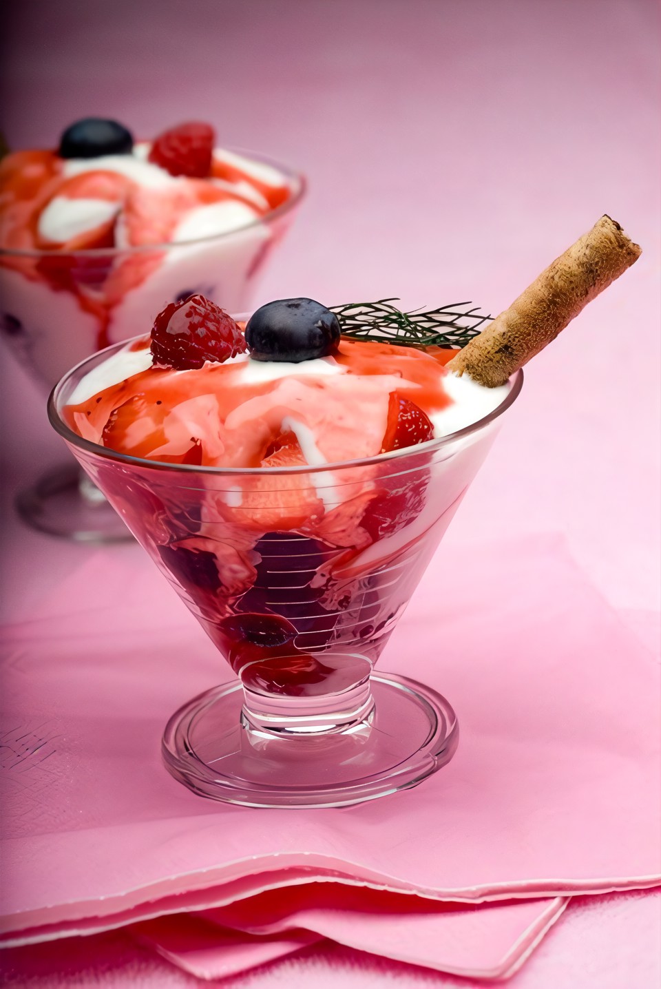 Салат из винограда с клюквой, клубникой и смородиной