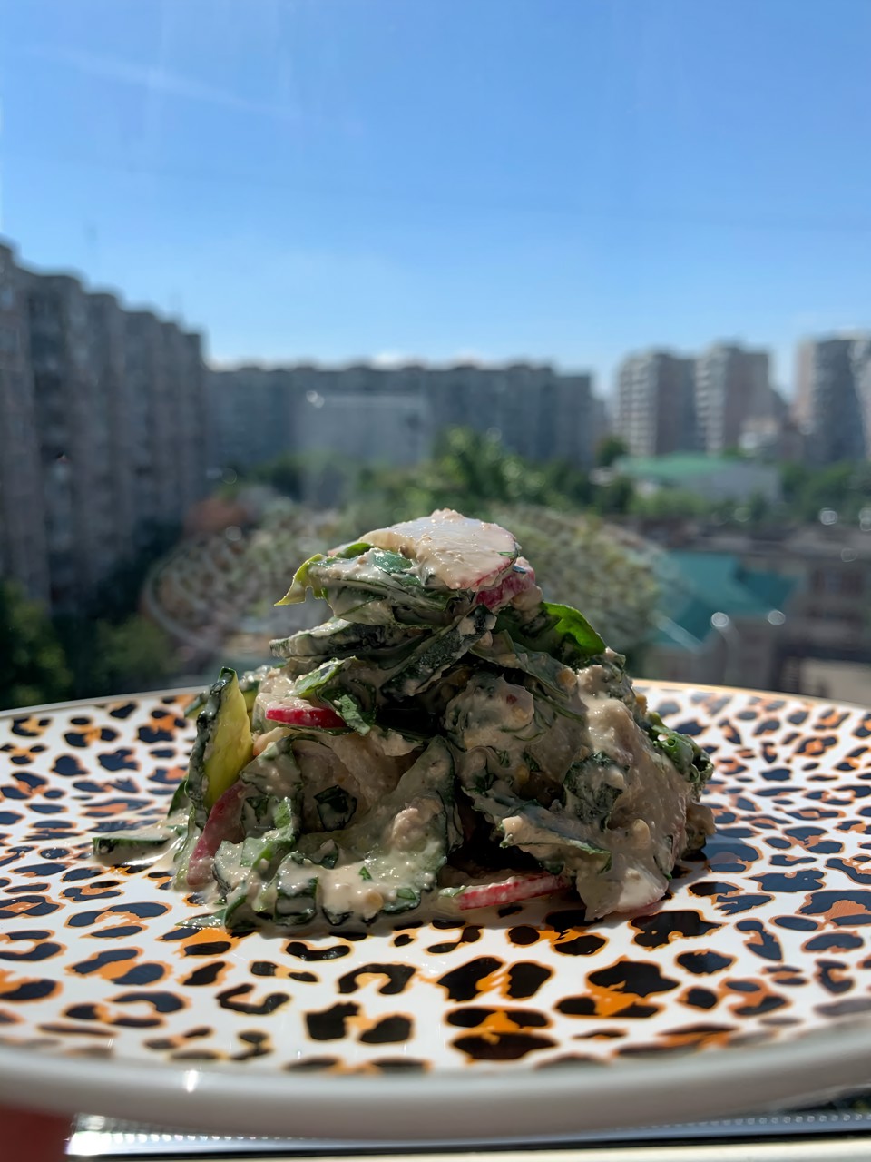 Салат из зелени с ореховой заправкой