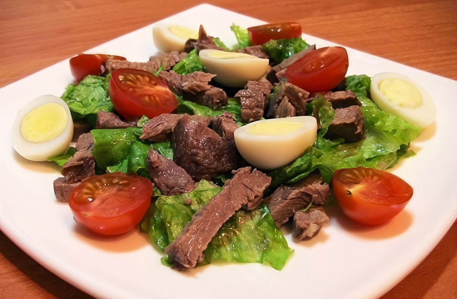 Салат с говядиной, помидорами и яйцом