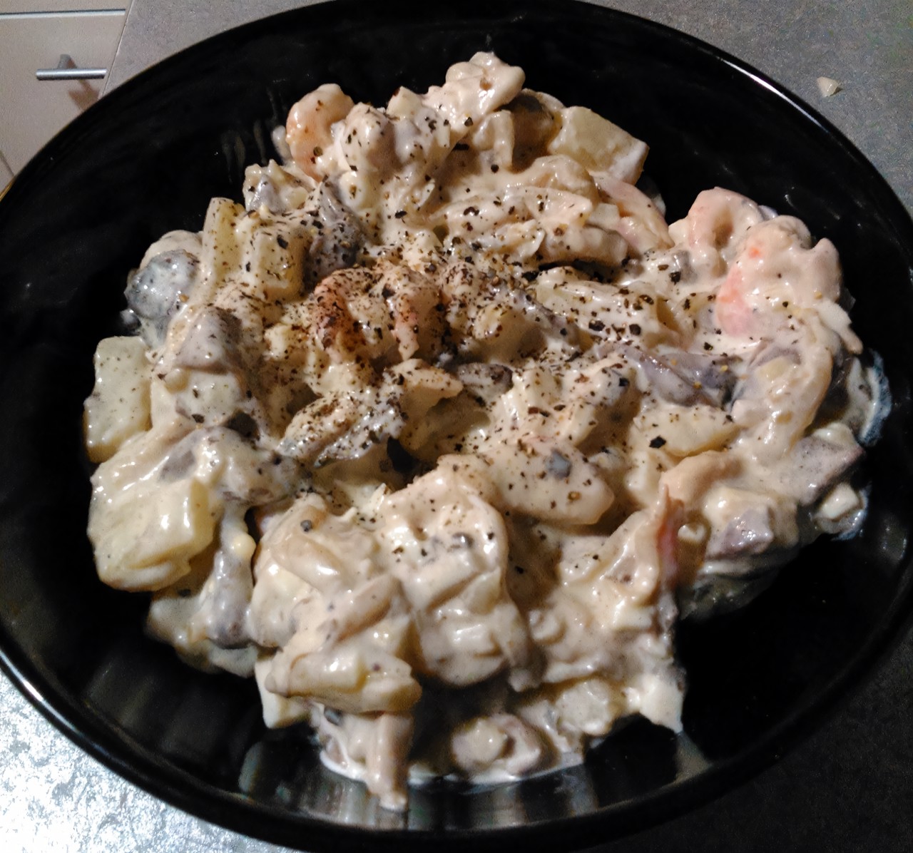 Салат с грибами, курицей и креветками