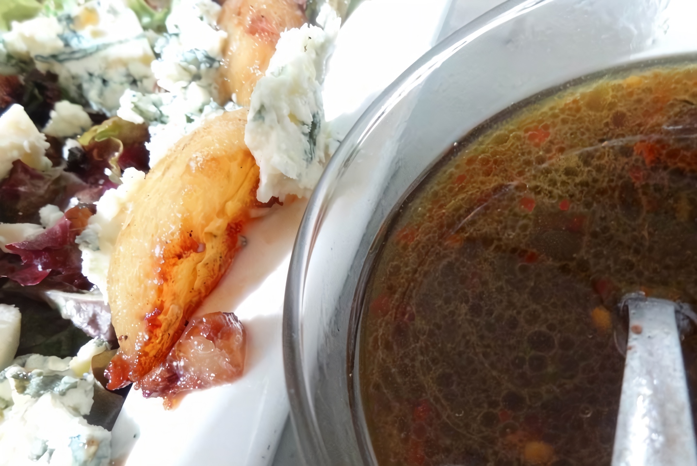 Салат с карамелизованными грушами и рокфором