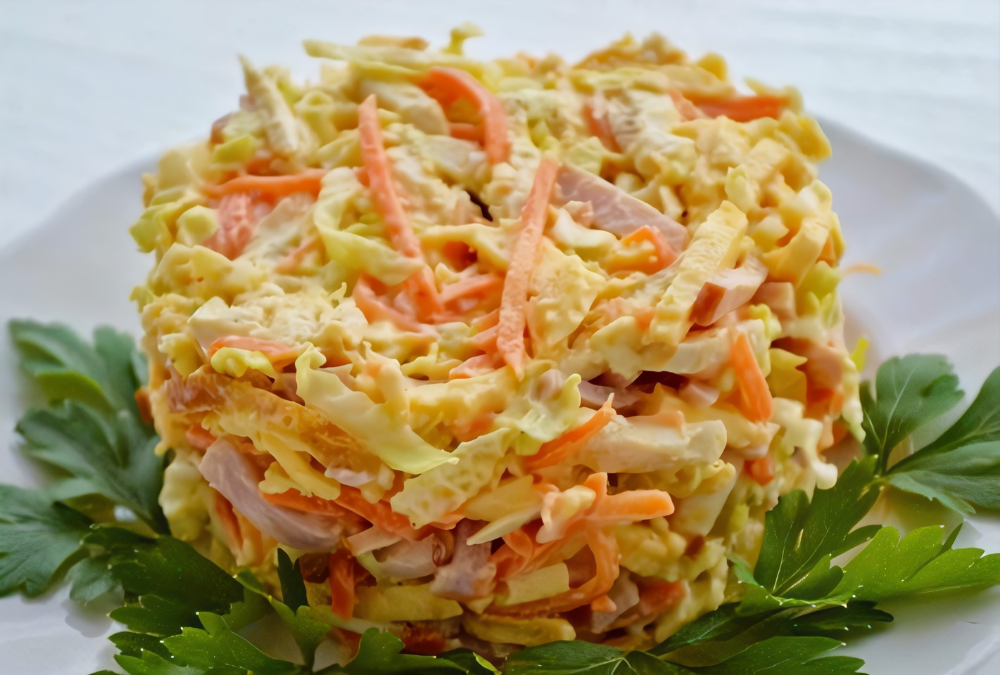 Салат с корейской морковью, ветчиной и омлетом