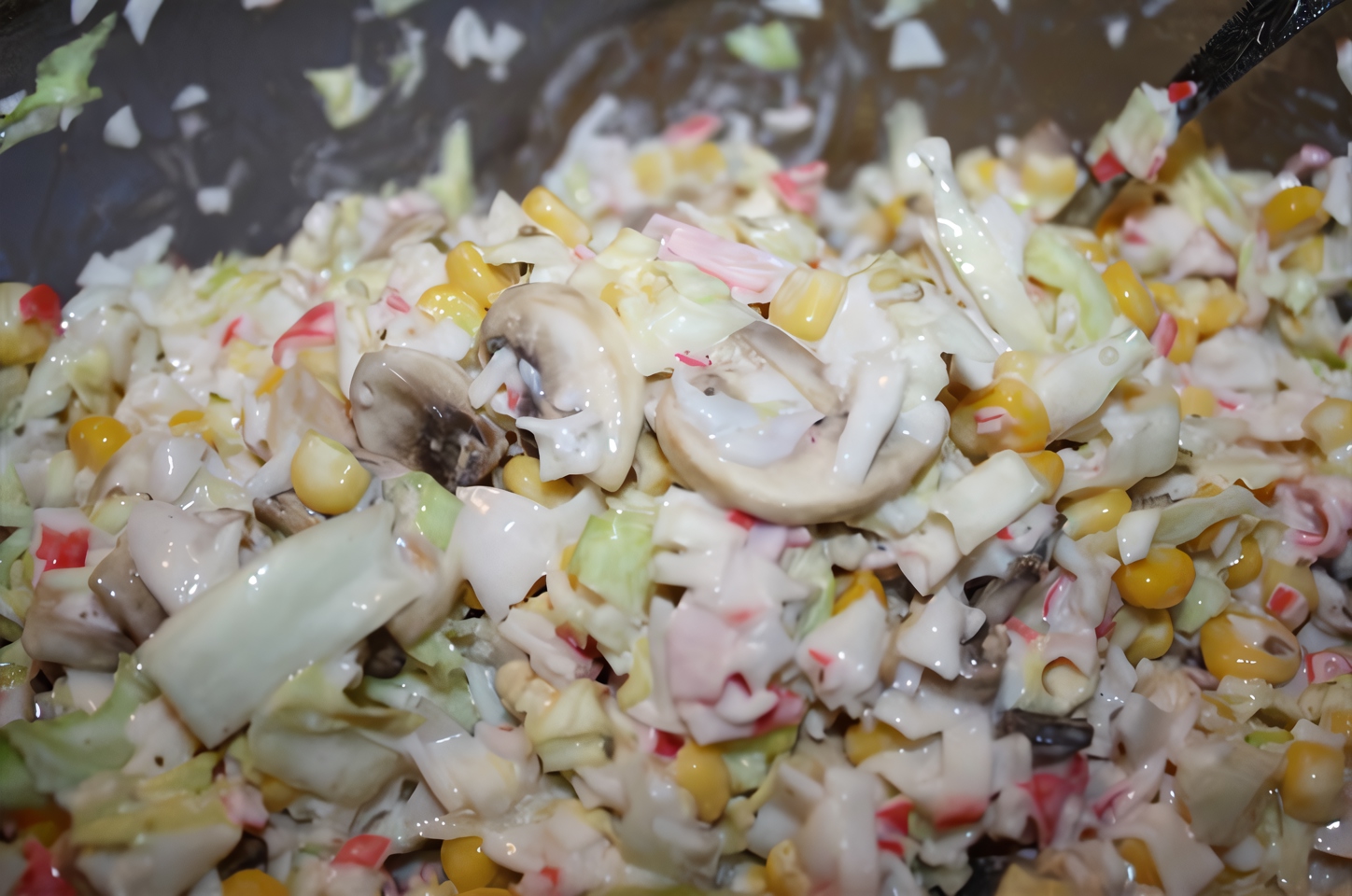 Салат с крабовыми палочками, капустой и грибами