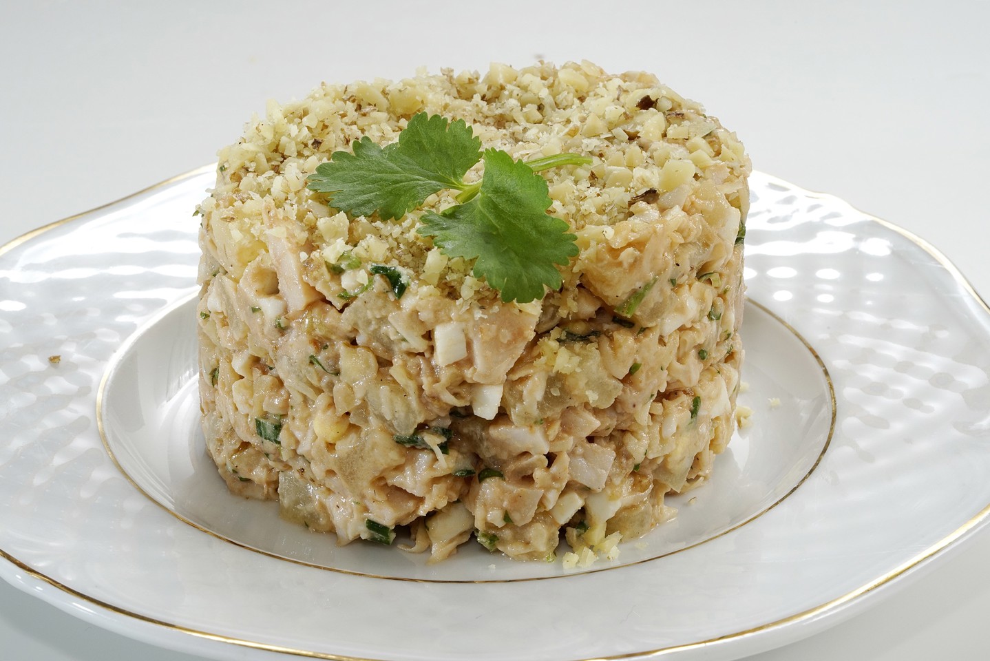 Салат с курицей, ананасом и грецкими орехами