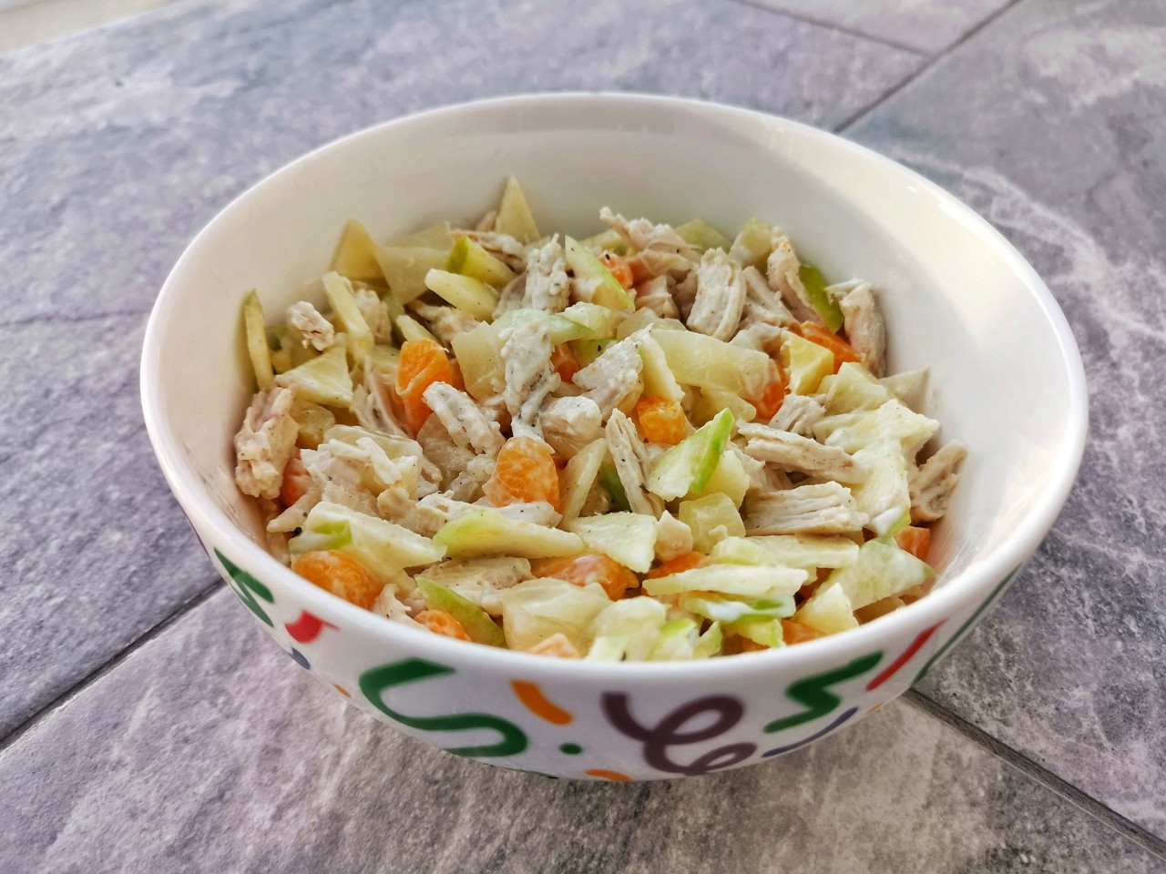 Салат с курицей и ананасом